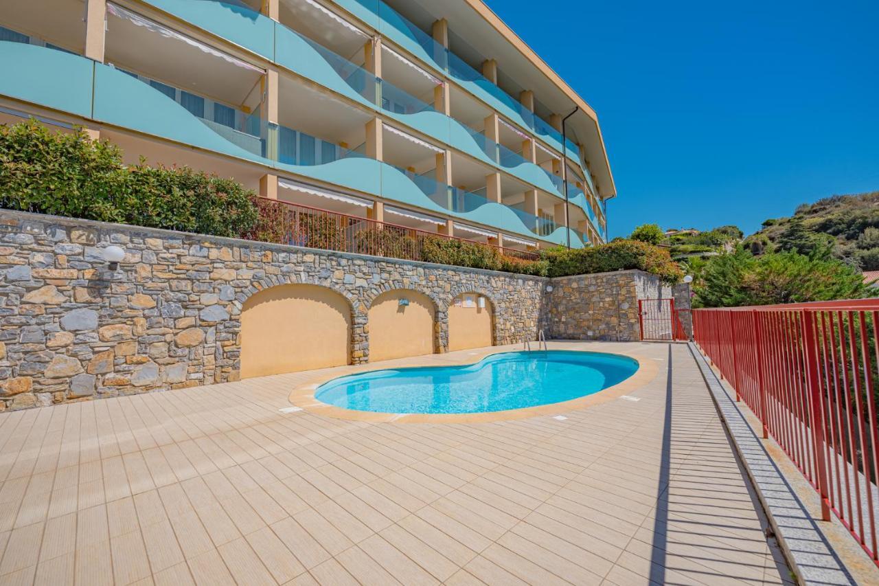 Appartamento Incantevole Con Piscina Vallecrosia Kültér fotó