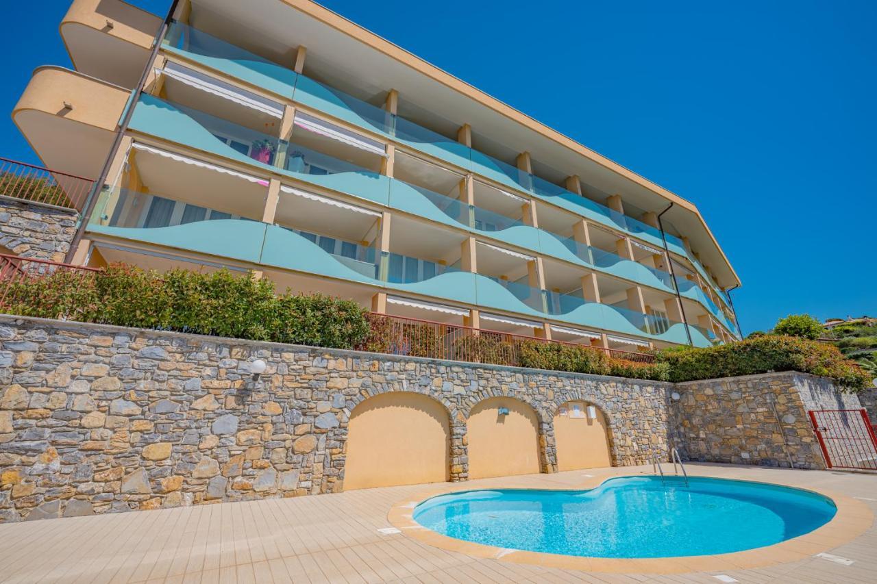 Appartamento Incantevole Con Piscina Vallecrosia Kültér fotó