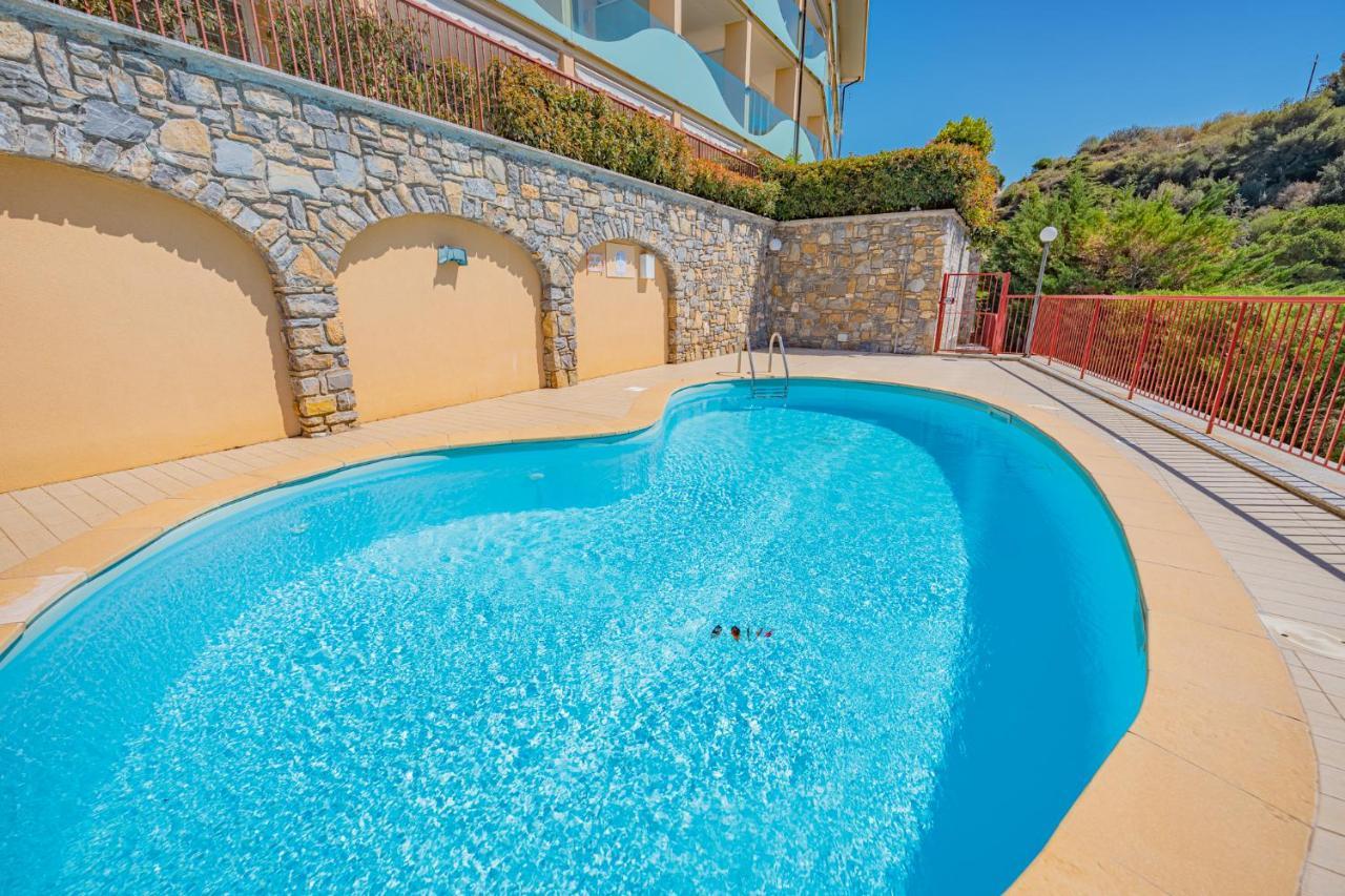 Appartamento Incantevole Con Piscina Vallecrosia Kültér fotó